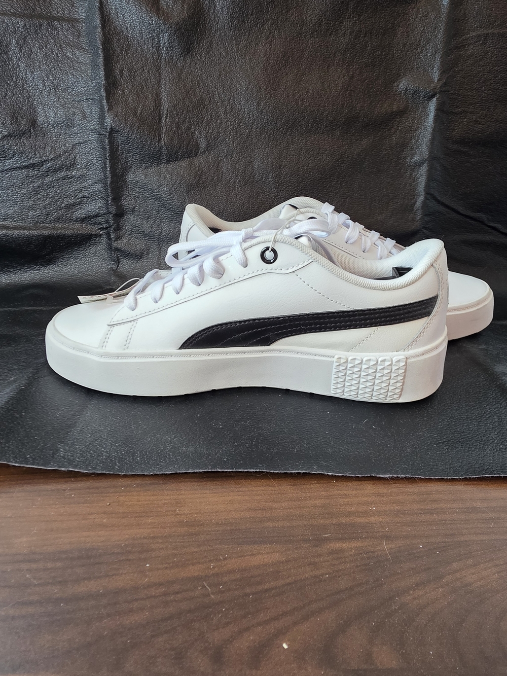 NWT PUMA White Leather Sneakers with Black Formstrip - Picture 5 of 10
